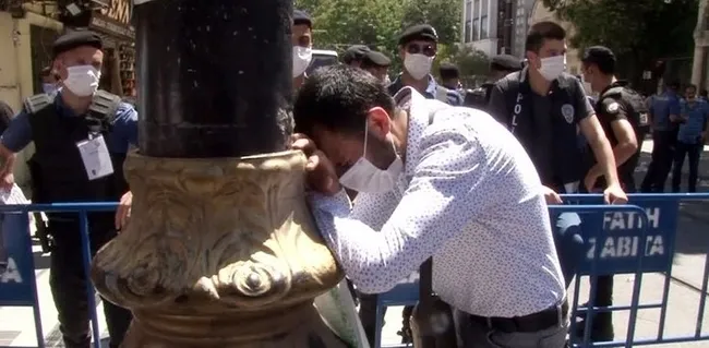 Ayasofya'da namaz için alana giremeyen vatandaş gözyaşlarına boğuldu - 2