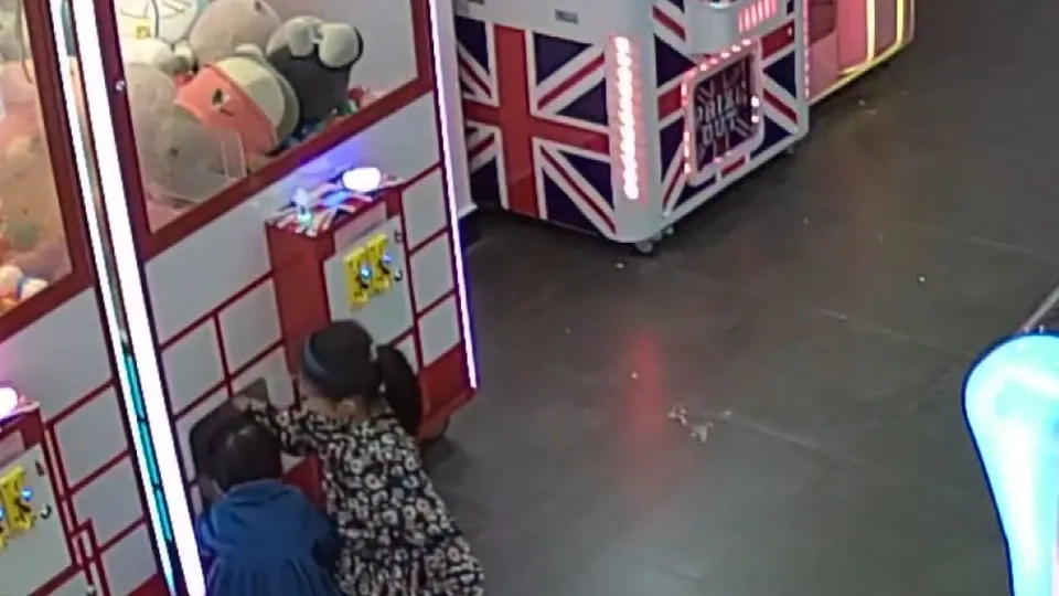 Oyuncak almak için girdiği makinede kaldı