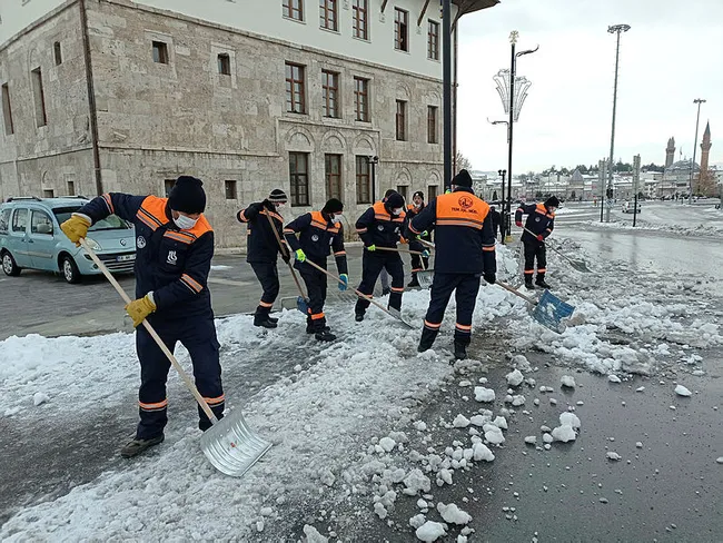 Sivas’ta kar kütleleri kamyonlarla kent merkezi dışına taşınıyor - 2