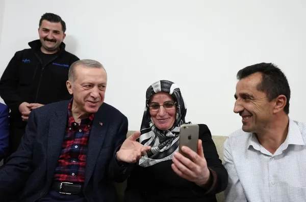 Başkan Erdoğan ’Çayınız var mı’ dediği Artvinli ailenin evine misafir oldu