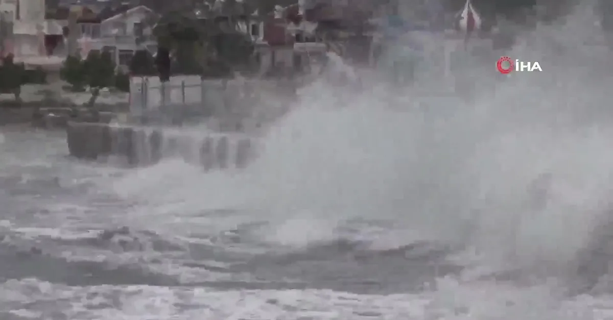 Lodos şiddetlendi! Dev dalgalar sahillere vurdu