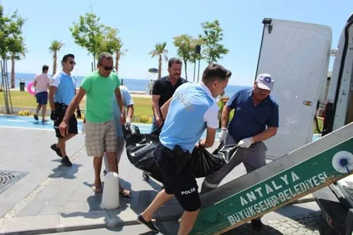 Plajda ölen adamın cesedi şemsiyelerle kapatıldı - 4