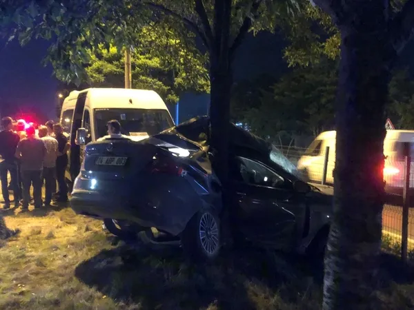 1693447567895.jpg Minibüs ile otomobil arasında feci kaza! Kağıt gibi ezilen araçtan sağ çıktılar - 1