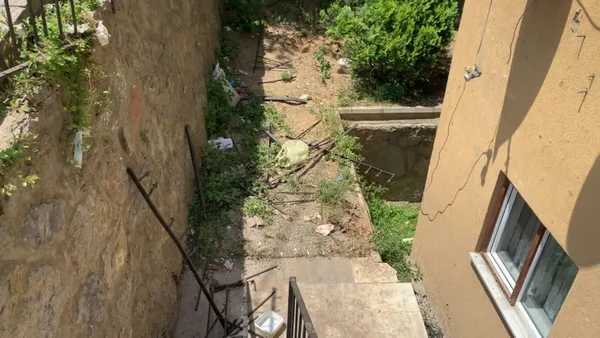 yokustan-asagiya-kayan-cip-5-katli-apartmanin-bosluguna-dustu-1653568383613.jpg Yokuştan aşağıya kayan cip 5 katlı apartmanın boşluğuna düştü! - 4