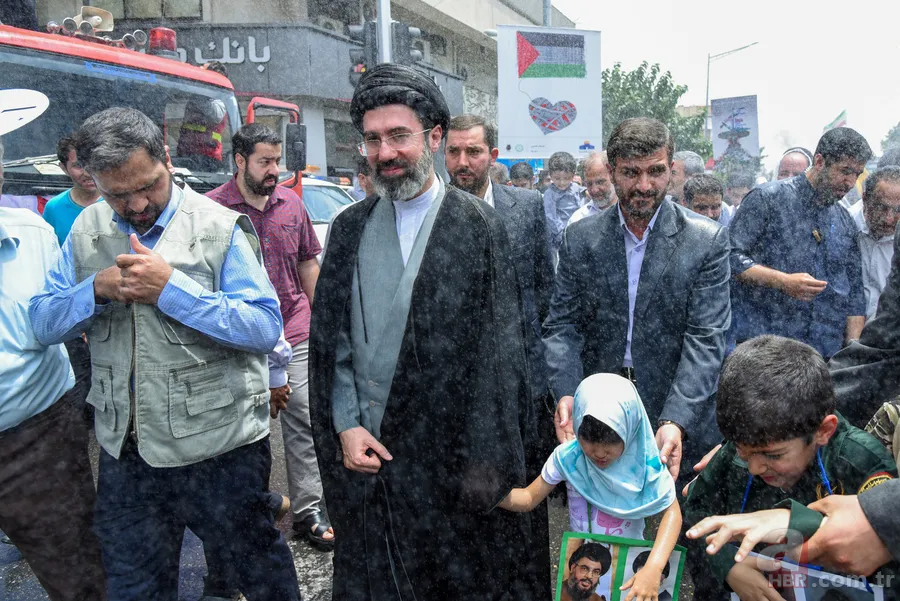 Tahran’da posterler, meydanlarda biat törenleri... İran'ın yeni dini lideri Mücteba Hamaney nerede? 5