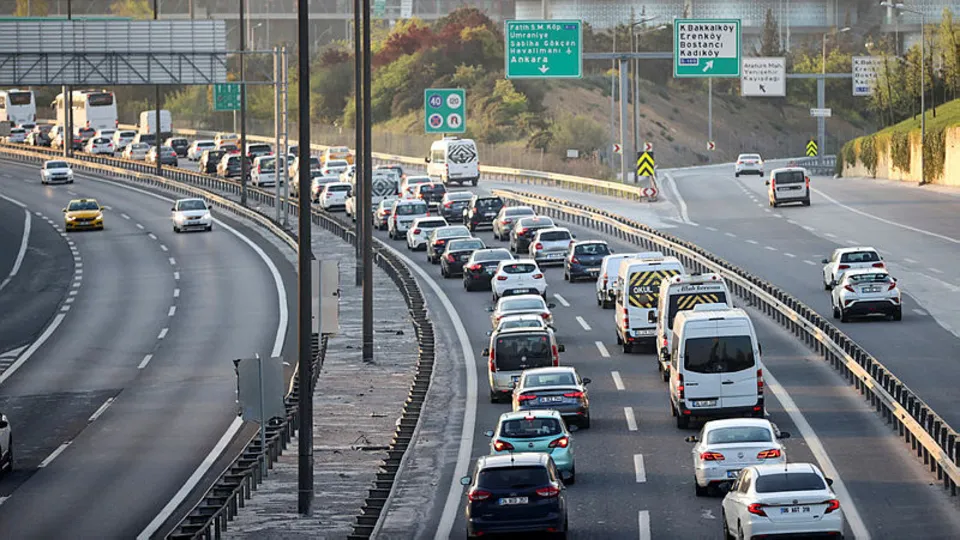 Son dakika | İstanbul'da trafik kilit! Tem Otoyolu'nda kilometrelerce kuyruk oluştu