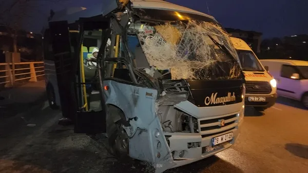 1670220724527.jpg Karabük'te feci kaza! Minibüs otobüse çarptı | Çok sayıda yaralı var - 1