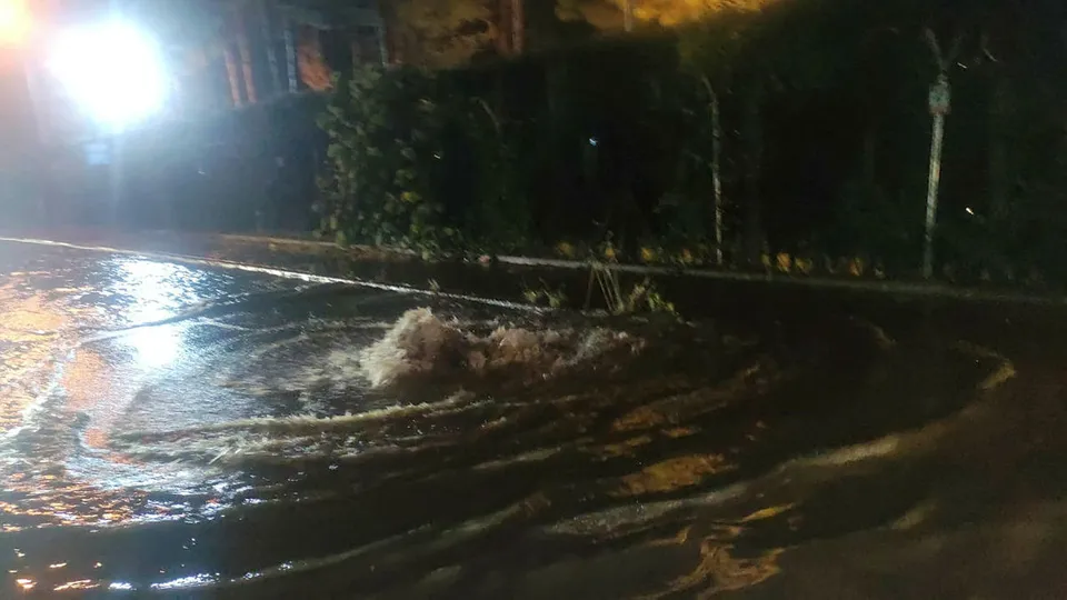 Sağanak yağış hayatı felç etti! Cadde ve sokaklar göle döndü! İşte o görüntüler