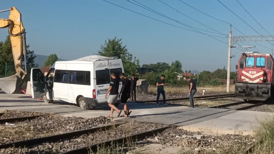 Sakarya'da yük treni minibüse çarptı