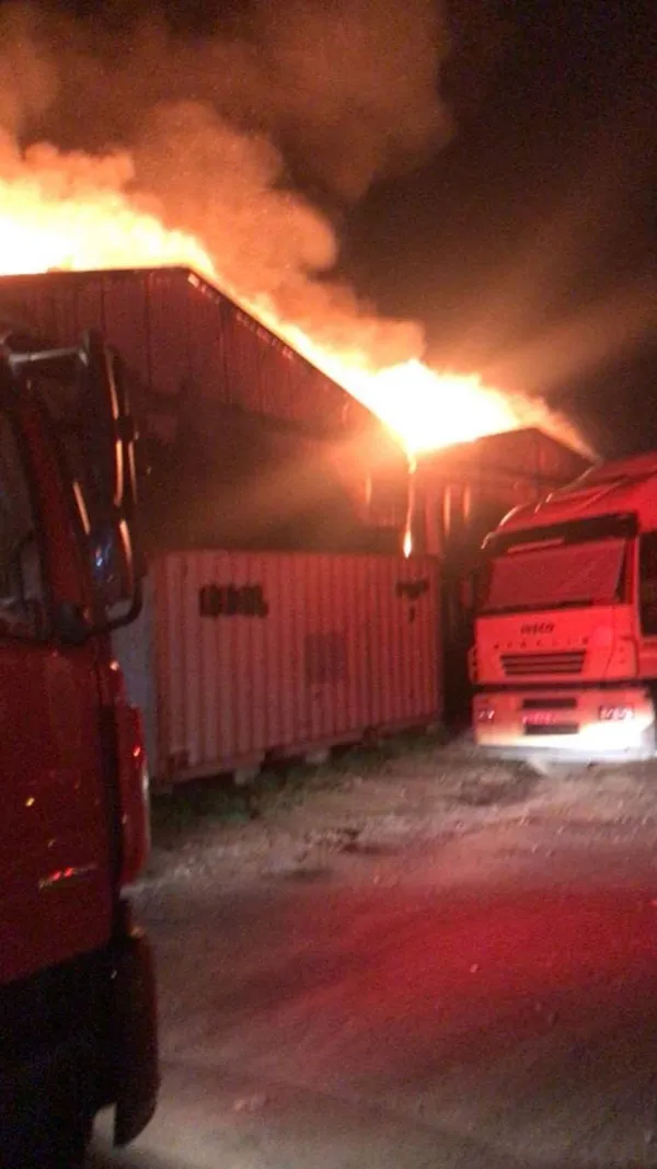 1702844397761.jpg Kocaeli’de korkutan yangın: Palet deposu alevlere teslim oldu! 1 işçi hastaneye kaldırıldı - 1