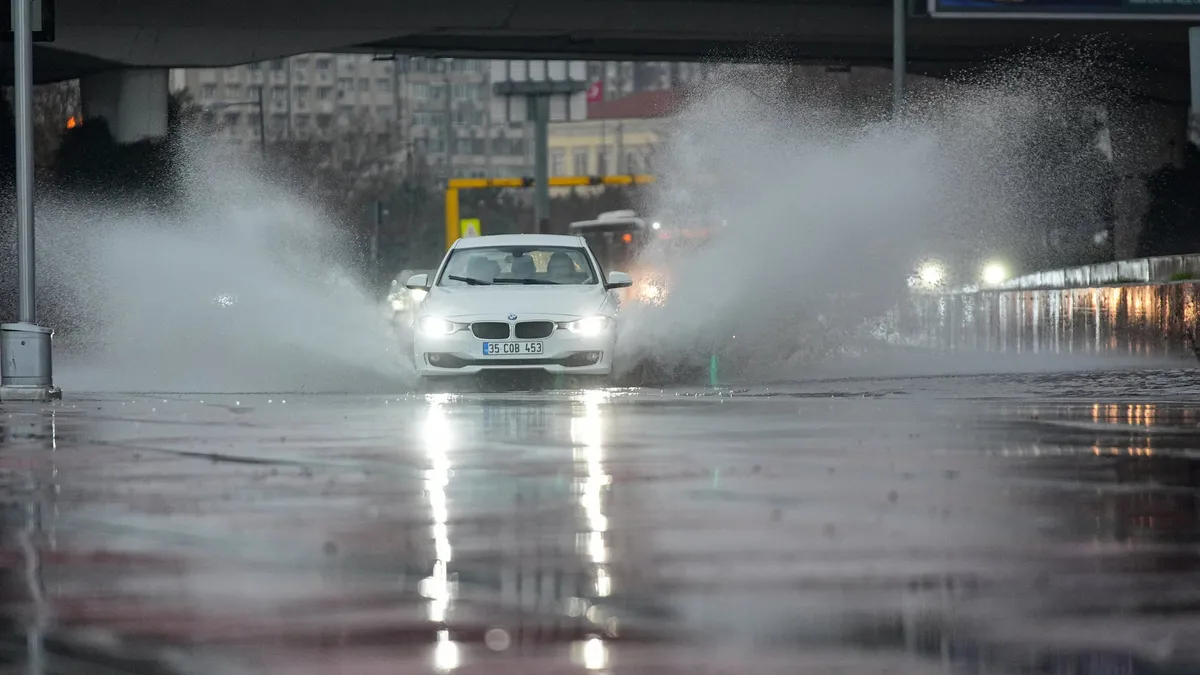 İzmir'i sağanak vurdu: Cadde ve sokaklar göle döndü