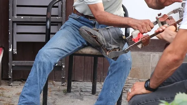 duzcede-dilencinin-foyasi-ortaya-cikti-topallayarak-girdi-kosarak-cikti-1661512648858.jpg Düzce'de dilencinin foyası böyle ortaya çıktı! Karakola topallayarak girdi koşarak gitti üzerinde 896 TL para bulundu-2