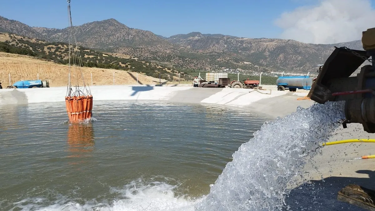 Denizli'de yangın: Alevlerle canhıraş mücadele! Vatandaşlar traktörlerle yangın havuzuna su taşıdılar