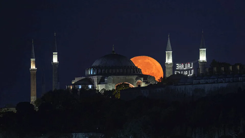 İstanbul'da hayran bırakan Süper Ay manzarası! Karanlık gök böyle aydınlandı