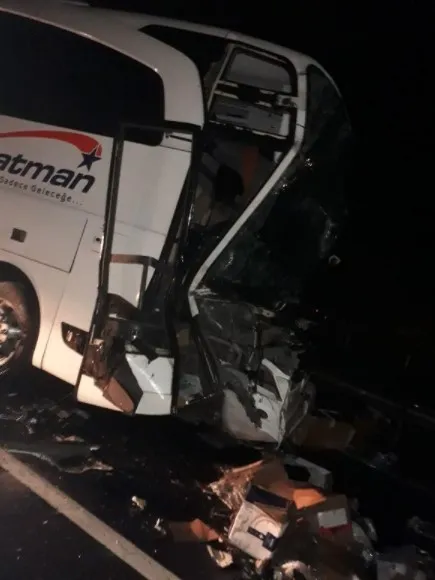 mersinde-tem-yolunda-yolcu-otobusu-ile-tir-carpisti-olu-ve-cok-sayida-yarali-var-1644389305767.jpg Mersin’de TEM yolunda yolcu otobüsü ile TIR çarpıştı: Ölü ve çok sayıda yaralı var - 1