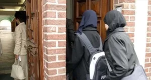 Danimarka’da Müslüman kadına ırkçı saldırı!