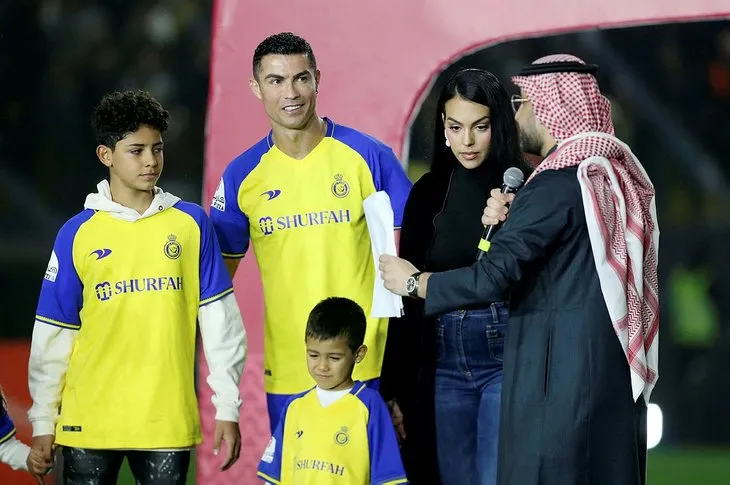 Suudi Arabistan’da Ronaldo çılgınlığı! Görkemli imza törenine damga vuran anlar! Tribünler tıklım tıklım...
