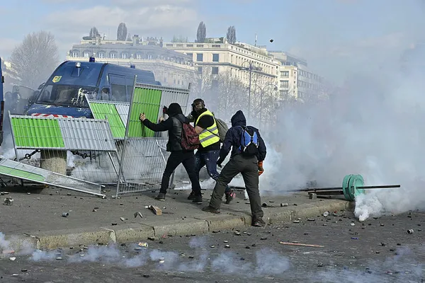 Fransa'da sarı yeleklilere 'ateş açın' izni! - 1