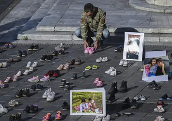 İstanbul Üsküdar’da katil İsrail’in soykırımına dikkat çekildi! 3. Ahmet Çeşmesi önüne temsilen 500 çocuk ayakkabısı bırakıldı