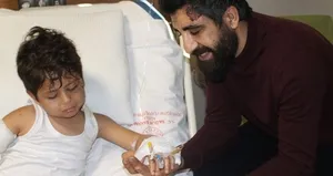 Enkazda ayrılan eller hastanede buluştu!