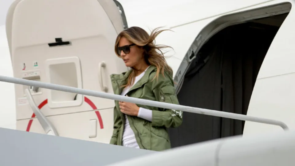 Melania Trump'ın montu ortalığı karıştırdı!