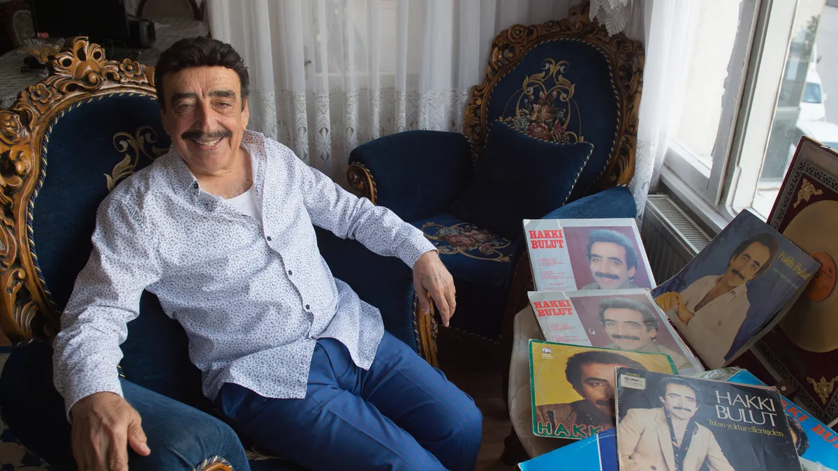 Arabeskin usta ismi Hakkı Bulut şarkı söylerken fenalaştı: Hastaneye kaldırıldı