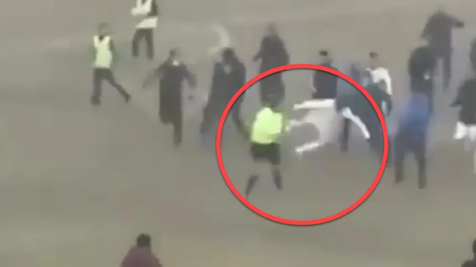 Hakeme linç girişimi kamerada! Böyle uçan tekme attı