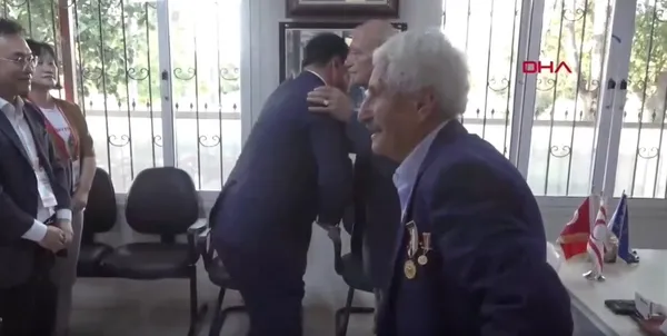 1659978235080.jpg Güney Kore'den Türkiye'ye gelen heyet Kore gazilerinin önünde yere kapandı! Hissettiğimiz tek şey minnet duygusu! O anlar sosyal medyada gündem oldu - 3
