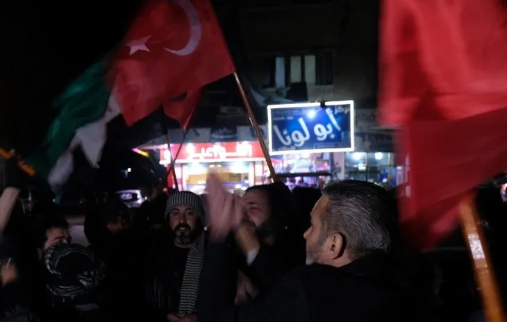 İdlib’liler Türk bayraklarıyla sokağa döküldü