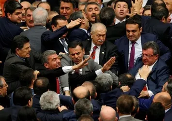 Meclis'te yumruklu oylama