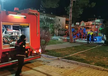 Denizli'de gençler ısınmak için ateş yaktı! Parka sıçradı