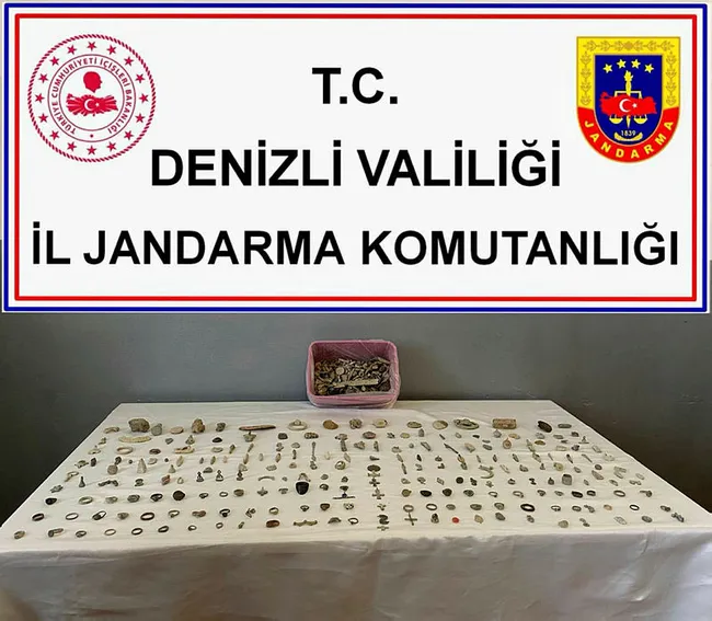 denizlide-580-sikke-ve-2-bin-700-tarihi-obje-ele-gecirildi-1619187433986.jpg Denizli'de 580 sikke ve 2 bin 700 tarihi obje ele geçirildi - 1