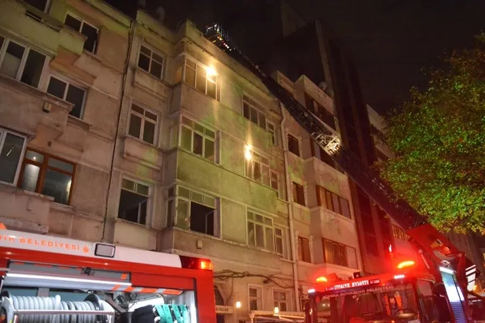SON DAKİKA: İstanbul Beyoğlu'nda otellerin bulunduğu caddede yangın paniği - 1