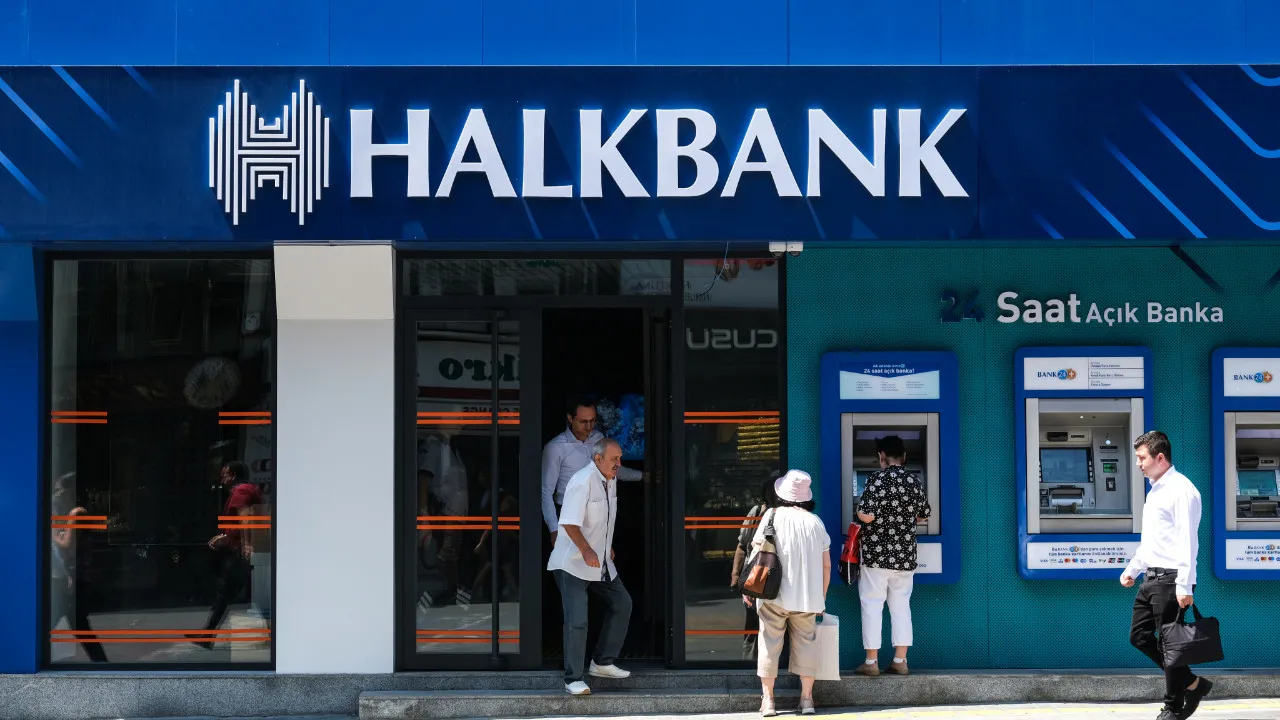 Halkbank’tan Memur ve Kamu çalışanlarına özel düşük faizli kredi! Ayda 2.973 TL taksit ile başvuruları topluyor…
