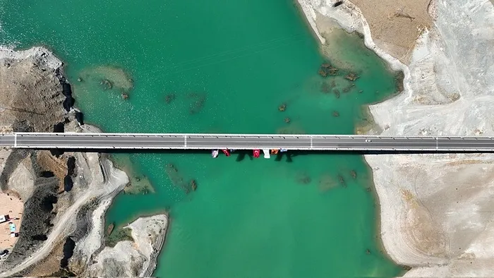 60-dakikalik-yol-35-dakikaya-dustu-bakan-abdulkadir-uraloglu-duyurdu-cok-onemli-bir-yatirim-1757759490119.jpeg Projelerle ayrıca karbon emisyonu azaltılırken, yüz milyonlarca liralık da tasarruf edildi. (A Haber arşiv)