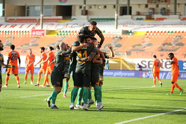 Süper Lig 16. hafta karşılaşması Alanyaspor 3-0 Başakşehir MAÇ SONUCU