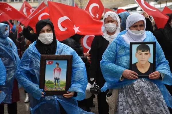 Son dakika: Şırnak'ta terör mağduru aileler HDP İl Başkanlığı önünde eylem yaptı - 4