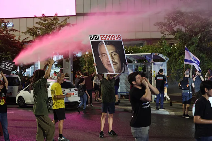 İsrail sokakları yeniden karıştı! Protestolarının göbeğinden canlı yayın | Netanyahu istifa eylemine polisten sert müdahale