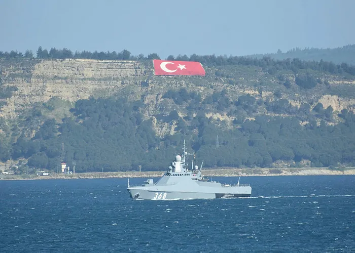 Rus savaş gemisi Çanakkale Boğazı’ndan geçti - 1