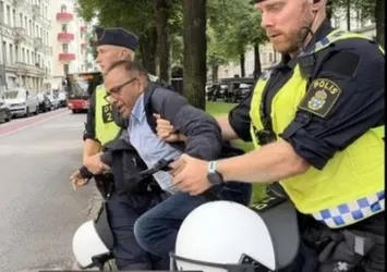 İsveç'in kendini bilmezliği bitmek bilmiyor! Kalp hastası Pakistanlıya polis müdahalesi! Kur'an-ı Kerim yakılmasına karşı çıktı