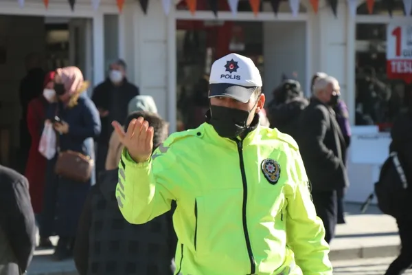 kirsehirde-panik-anlari-otobus-duraginda-birakilan-sahipsiz-canta-patlatildi-1640610908274.jpg Kırşehir’de panik anları! Otobüs durağında bırakılan sahipsiz çanta patlatıldı - 4