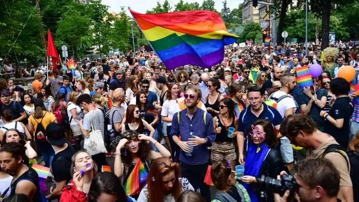 LGBT’li sapkınlar yine sahnede! DEM’li vekiller Özgül Saki ve Kezban Konukçu Haliç Köprüsü’ne trans bayrağı astı | Tepkiler çığ gibi