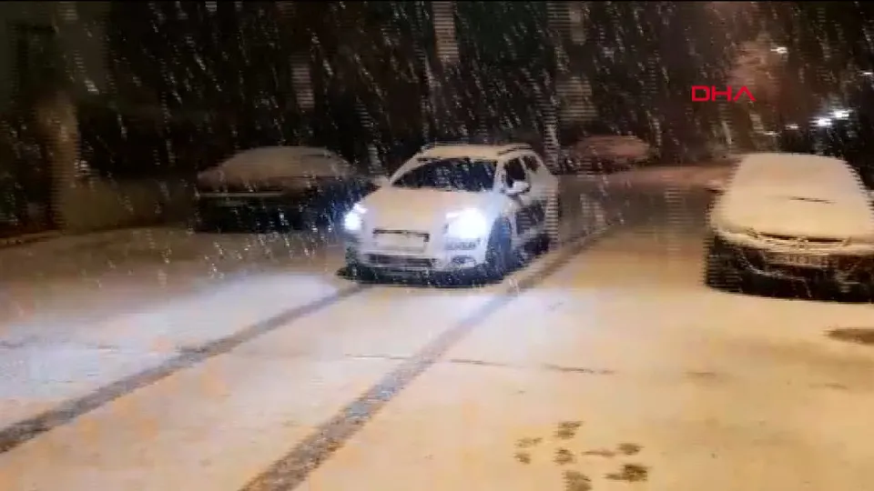 İstanbul'da yoğun kar yağışı sokakları beyaza bürüdü | Yepyeni görüntüler