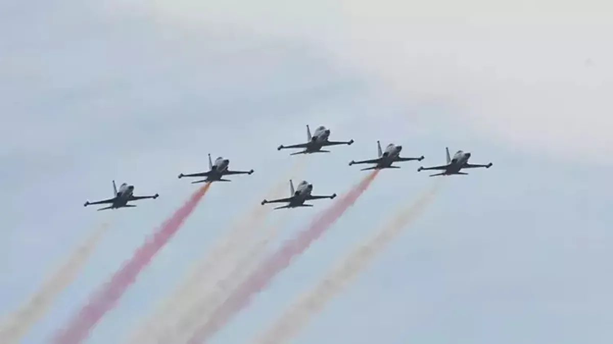 Türk Yıldızları'ndan Çorlu'da gösteri uçuşu