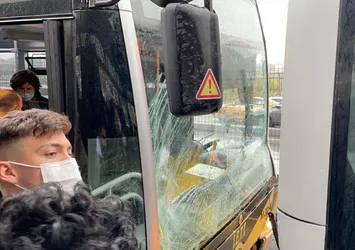 Hamidere durağında iki metrobüs çarpıştı