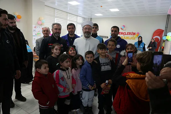 diyanet-isleri-baskani-erbas-haci-bayram-camiinde-depremzedelerle-bir-araya-geldi-1677824588353.jpg Diyanet İşleri Başkanı Ali Erbaş Hacı Bayram Camii'nde depremzedelerle bir araya geldi - 3