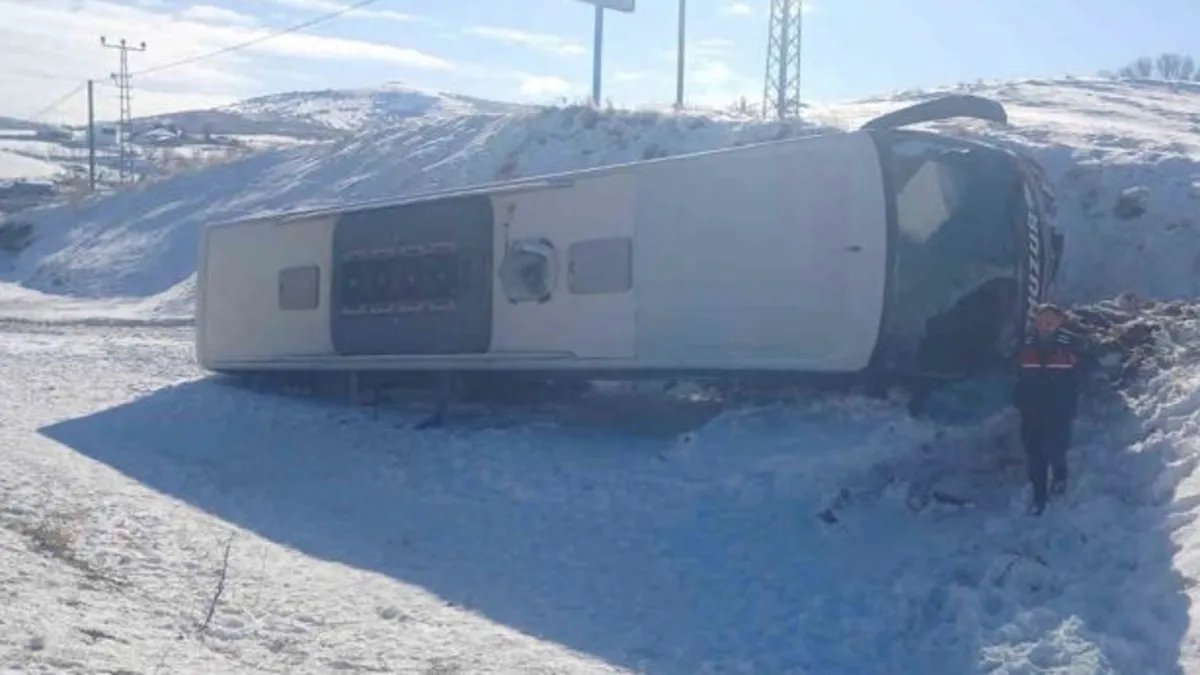 Yozgat'ta virajı alamayan otobüs şarampole devrildi