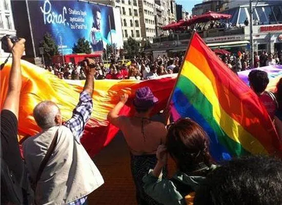 LGBT’li sapkınlar yine sahnede! DEM’li vekiller Özgül Saki ve Kezban Konukçu Haliç Köprüsü’ne trans bayrağı astı | Tepkiler çığ gibi