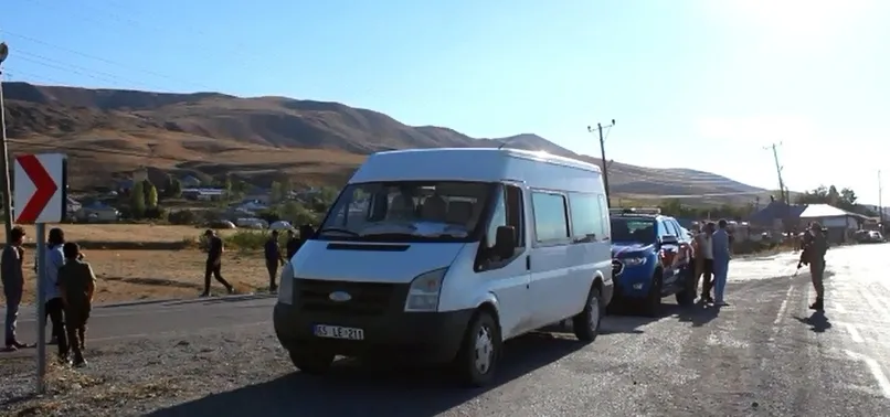 Seyir halindeki minibüsten düştüler