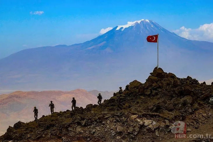Terörden arındırılan Tendürek’e Türk bayrağı asıldı! İşte Mehmetçik’in temizlik pozu